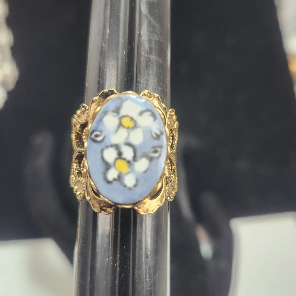 Vintage Gold Tone Filigree Daisy Porcelain Cabochon Ring Blue Floral Size‎ 7.5